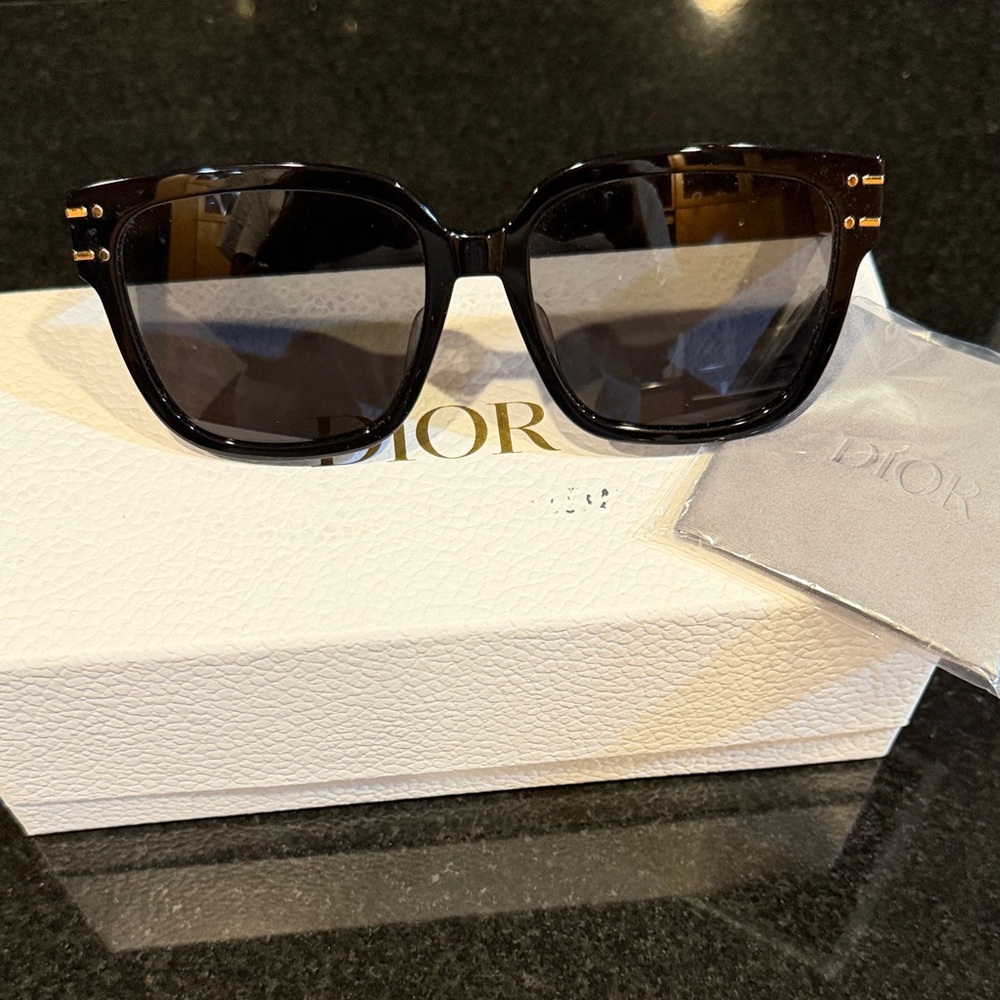 AUTHENTIC Dior Black Sunglasses with Gold Christian Dior Logo - Picture 3 of 6